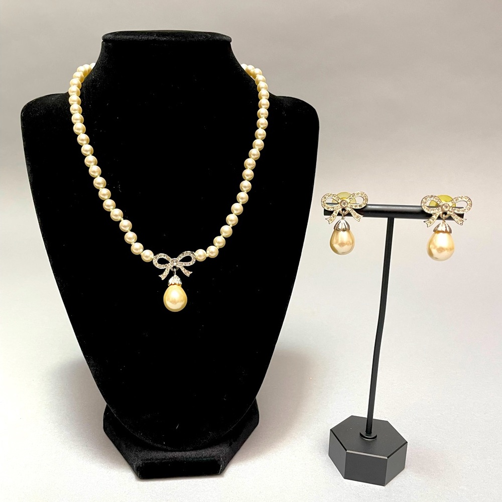 Beautiful costume pearl and rhinestone necklace and earrings set with bow accent